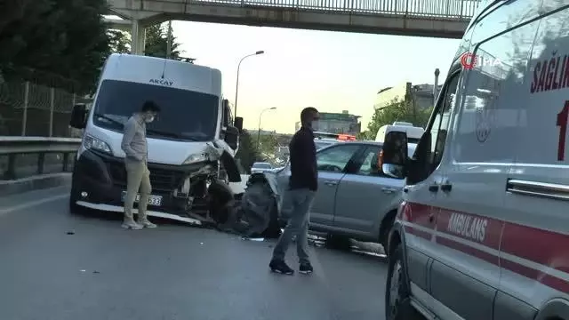 Sultanbeyli'de servis minibüsüyle otomobil kafa kafaya çarpıştı: 1 yaralı Sultanbeyli'de servis minibüsüyle otomobil kafa kafaya çarpıştı: 1 yaralı