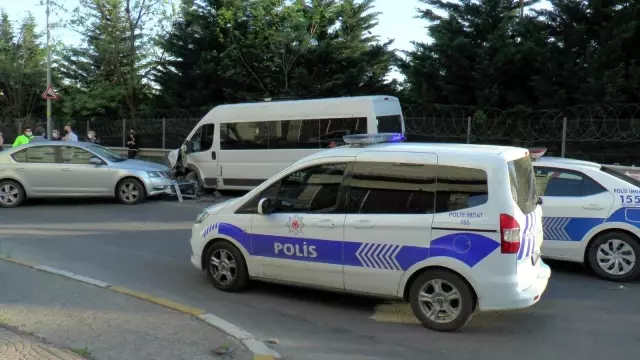 Sultanbeyli'de servis minibüsüyle otomobil kafa kafaya çarpıştı: 1 yaralı Sultanbeyli'de servis minibüsüyle otomobil kafa kafaya çarpıştı: 1 yaralı
