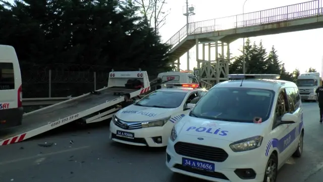 Sultanbeyli'de servis minibüsüyle otomobil kafa kafaya çarpıştı: 1 yaralı Sultanbeyli'de servis minibüsüyle otomobil kafa kafaya çarpıştı: 1 yaralı