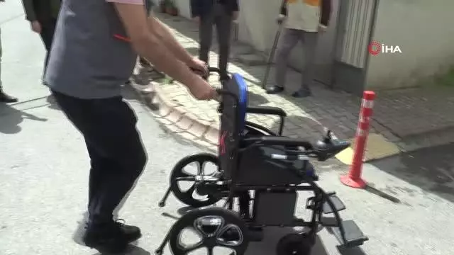 Çekmeköy'de sokağa çıkma kısıtlamasında engelli vatandaşın tekerlekli sandalyesi ile birlikte umutlarını çaldılar