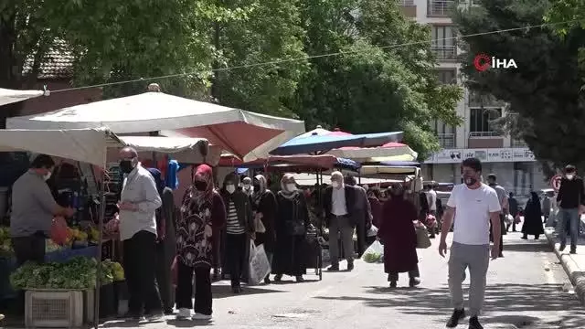 Tam kapanmanın 9. gününde kurulan pazar yerlerine vatandaştan yoğun talep Tam kapanmanın 9. gününde kurulan pazar yerlerine vatandaştan yoğun talep