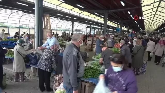 Tam kapanmanın 9. gününde kurulan pazar yerlerine vatandaştan yoğun talep Tam kapanmanın 9. gününde kurulan pazar yerlerine vatandaştan yoğun talep