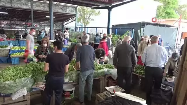 Tam kapanmanın 9. gününde kurulan pazar yerlerine vatandaştan yoğun talep Tam kapanmanın 9. gününde kurulan pazar yerlerine vatandaştan yoğun talep