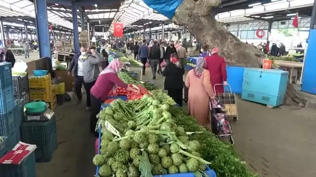 Tam kapanmanın 9. gününde kurulan pazar yerlerine vatandaştan yoğun talep Tam kapanmanın 9. gününde kurulan pazar yerlerine vatandaştan yoğun talep