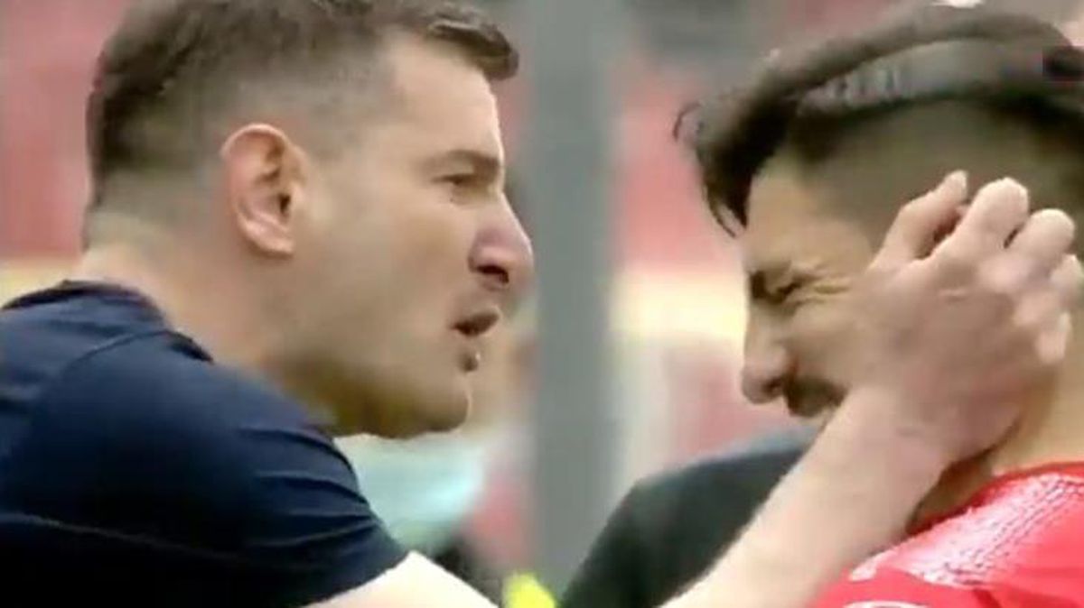 UTA Arad'ın teknik direktörü Laszlo Balint, futbolcusunun kulaklarını çektiği sevinciyle olay oldu