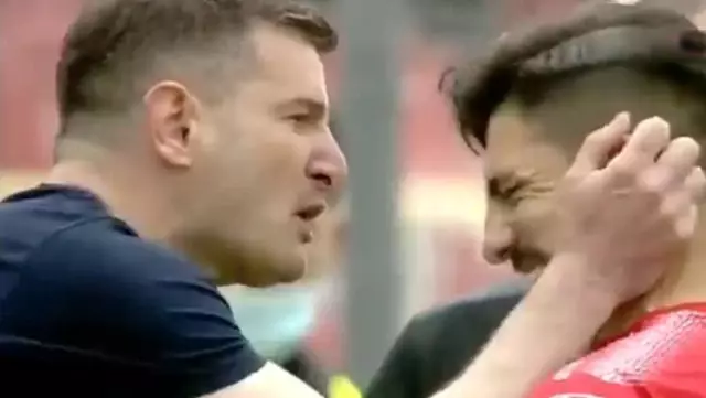 UTA Arad'ın teknik direktörü Laszlo Balint, futbolcusunun kulaklarını çektiği sevinciyle olay oldu UTA Arad'ın teknik direktörü Laszlo Balint, futbolcusunun kulaklarını çektiği sevinciyle olay oldu