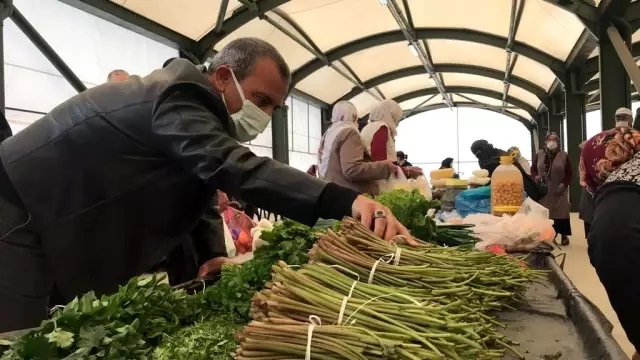 Ordu Valisi Sonel, pazarda tezgah kuran kadın üreticilere ürünlerini alarak destek oldu Ordu Valisi Sonel, pazarda tezgah kuran kadın üreticilere ürünlerini alarak destek oldu