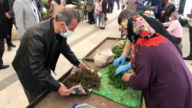 Ordu Valisi Sonel, pazarda tezgah kuran kadın üreticilere ürünlerini alarak destek oldu Ordu Valisi Sonel, pazarda tezgah kuran kadın üreticilere ürünlerini alarak destek oldu