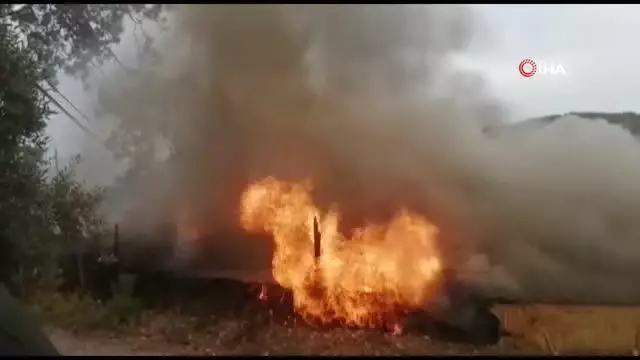 Yanan ev için insan zinciri oluşturdular Yanan ev için insan zinciri oluşturdular