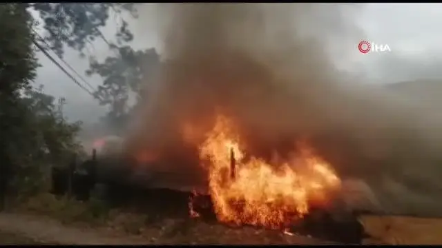 Yanan ev için insan zinciri oluşturdular Yanan ev için insan zinciri oluşturdular