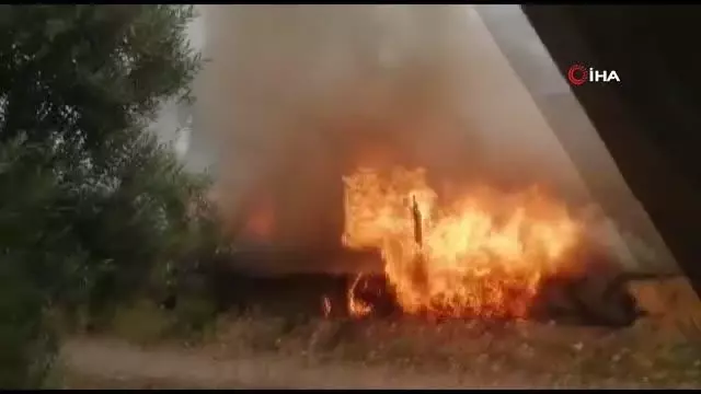 Yanan ev için insan zinciri oluşturdular Yanan ev için insan zinciri oluşturdular
