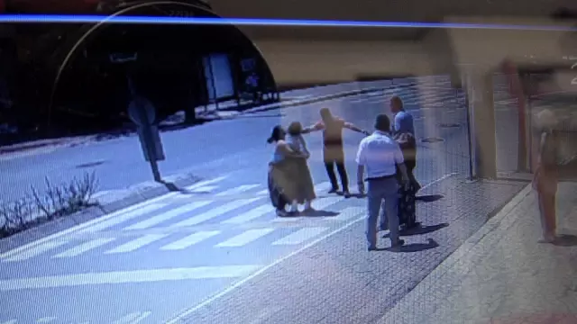 Yakayı ele veren hırsızlardan peş peşe iğrençlikler! Önce tükürdü, sonra da tuvaletini yaptı Yakayı ele veren hırsızlardan peş peşe iğrençlikler! Önce tükürdü, sonra da tuvaletini yaptı