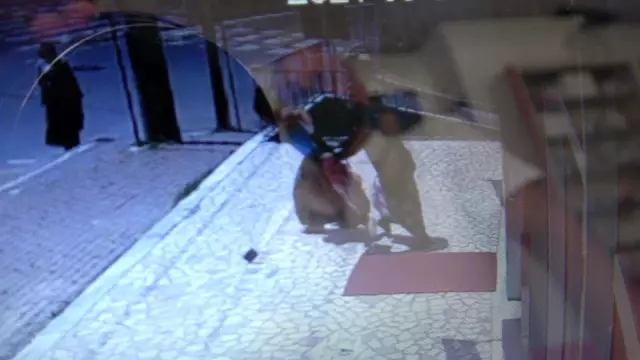 Yakayı ele veren hırsızlardan peş peşe iğrençlikler! Önce tükürdü, sonra da tuvaletini yaptı Yakayı ele veren hırsızlardan peş peşe iğrençlikler! Önce tükürdü, sonra da tuvaletini yaptı