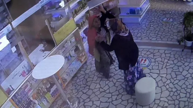 Yakayı ele veren hırsızlardan peş peşe iğrençlikler! Önce tükürdü, sonra da tuvaletini yaptı Yakayı ele veren hırsızlardan peş peşe iğrençlikler! Önce tükürdü, sonra da tuvaletini yaptı