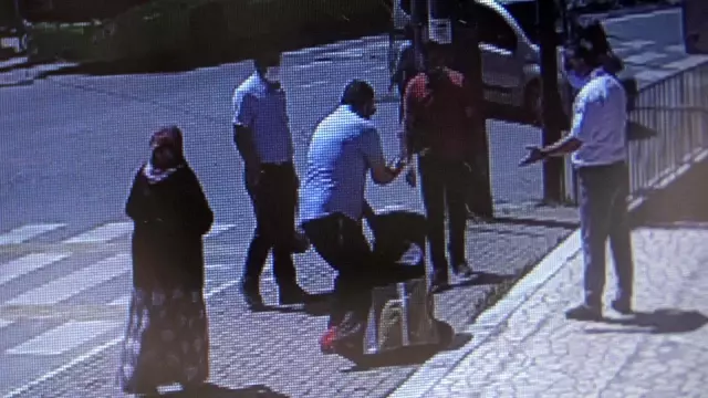 Yakayı ele veren hırsızlardan peş peşe iğrençlikler! Önce tükürdü, sonra da tuvaletini yaptı Yakayı ele veren hırsızlardan peş peşe iğrençlikler! Önce tükürdü, sonra da tuvaletini yaptı