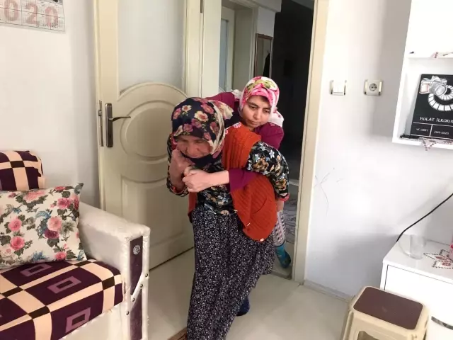 81 yaşındaki fedakar anne 43 ve 55 yaşlarındaki engelli evlatlarına gözü gibi bakıyor 81 yaşındaki fedakar anne 43 ve 55 yaşlarındaki engelli evlatlarına gözü gibi bakıyor