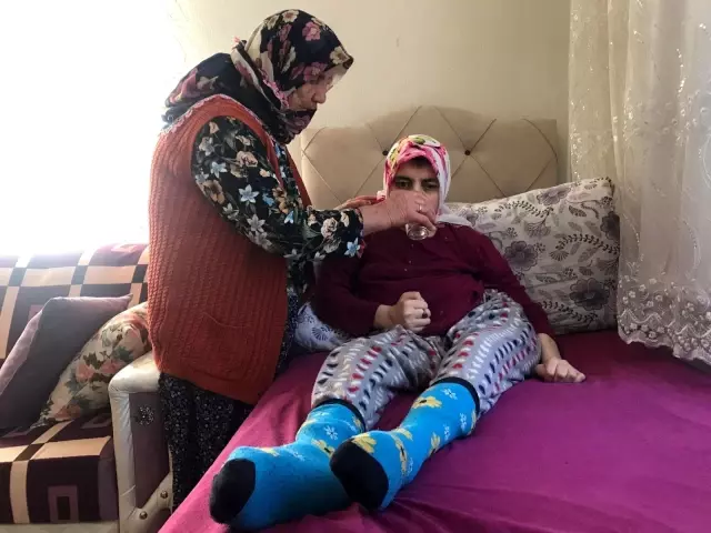 81 yaşındaki fedakar anne 43 ve 55 yaşlarındaki engelli evlatlarına gözü gibi bakıyor 81 yaşındaki fedakar anne 43 ve 55 yaşlarındaki engelli evlatlarına gözü gibi bakıyor