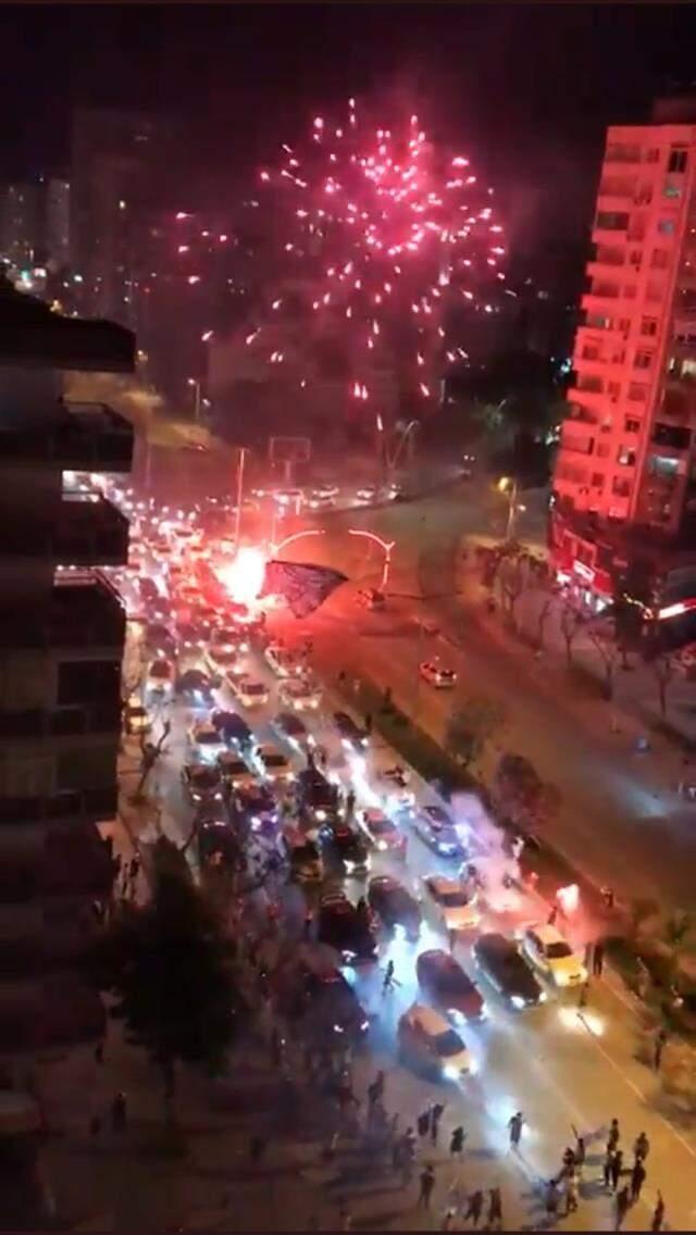 Adana'dan vakaları patlatacak görüntüler! Şampiyonluk kutlamaları korona partisine döndü Adana'dan vakaları patlatacak görüntüler! Şampiyonluk kutlamaları korona partisine döndü
