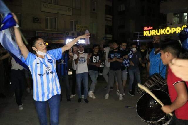 Adana'dan vakaları patlatacak görüntüler! Şampiyonluk kutlamaları korona partisine döndü Adana'dan vakaları patlatacak görüntüler! Şampiyonluk kutlamaları korona partisine döndü
