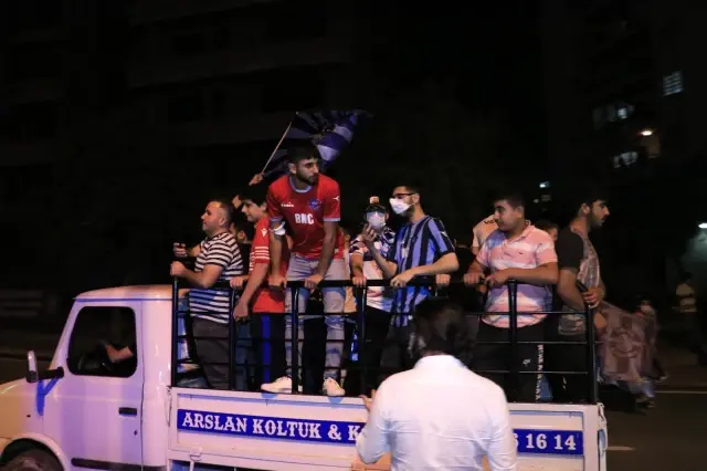 Adana Demirsporlu taraftalar şampiyonluğu araçlarıyla konvoy yaparak kutluyor Adana Demirsporlu taraftalar şampiyonluğu araçlarıyla konvoy yaparak kutluyor