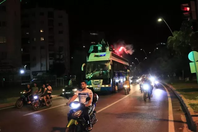 Adana Demirsporlu taraftalar şampiyonluğu araçlarıyla konvoy yaparak kutluyor Adana Demirsporlu taraftalar şampiyonluğu araçlarıyla konvoy yaparak kutluyor