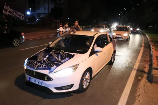 Adana Demirsporlu taraftalar şampiyonluğu araçlarıyla konvoy yaparak kutluyor Adana Demirsporlu taraftalar şampiyonluğu araçlarıyla konvoy yaparak kutluyor