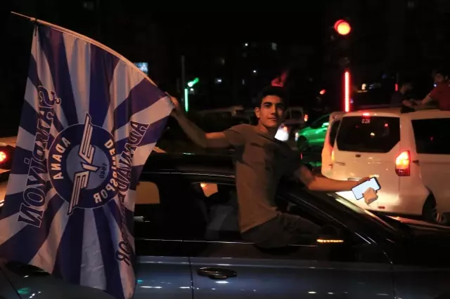 Adana Demirsporlu taraftalar şampiyonluğu araçlarıyla konvoy yaparak kutluyor Adana Demirsporlu taraftalar şampiyonluğu araçlarıyla konvoy yaparak kutluyor