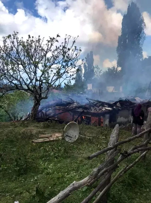 Alevlere teslim olan ev kullanılamaz hale geldi Alevlere teslim olan ev kullanılamaz hale geldi