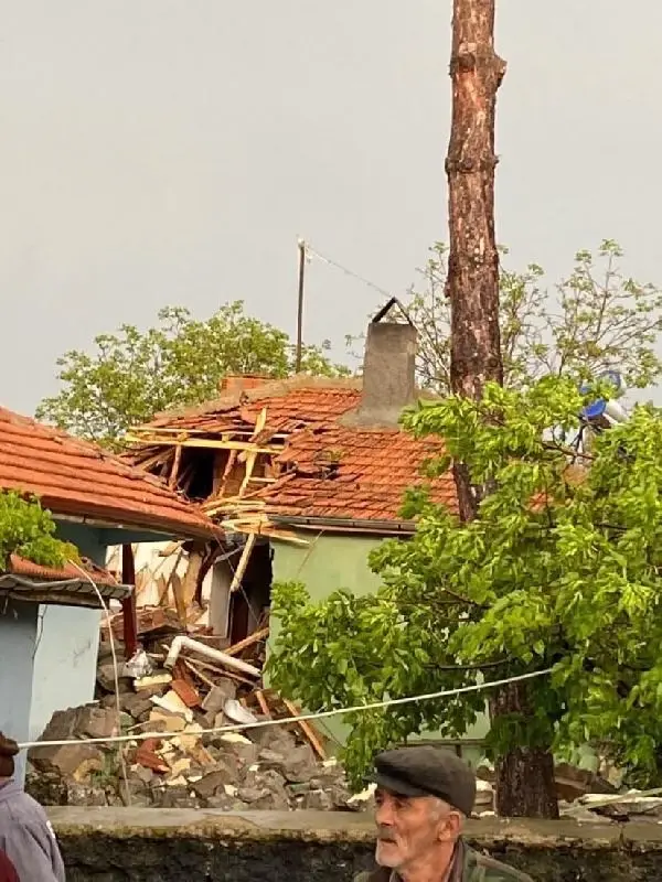 Ankara'da fırtına yıkıma neden oldu Ankara'da fırtına yıkıma neden oldu
