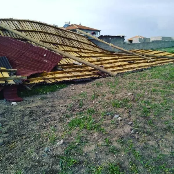 Ankara'da fırtına yıkıma neden oldu Ankara'da fırtına yıkıma neden oldu