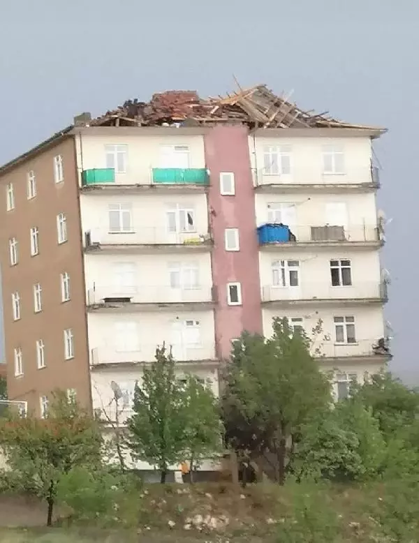 Ankara'da fırtına yıkıma neden oldu Ankara'da fırtına yıkıma neden oldu