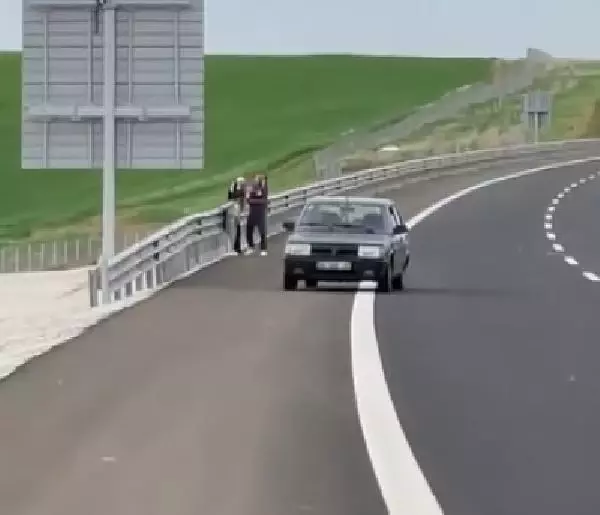 Ankara'da otoyol kenarında kadına şiddet kamerada Ankara'da otoyol kenarında kadına şiddet kamerada