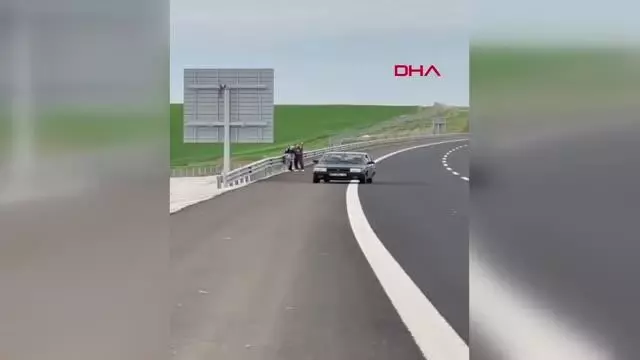 Ankara'da otoyol kenarında kadına şiddet kamerada Ankara'da otoyol kenarında kadına şiddet kamerada