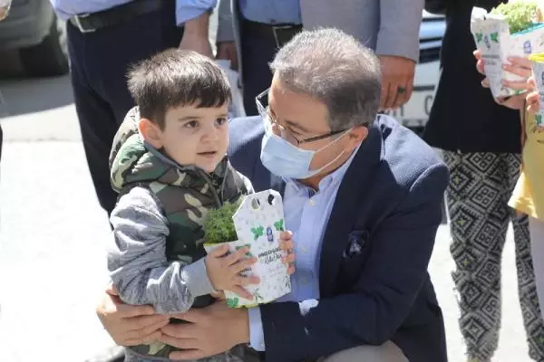 Anneler Günü çiçeklerle kutlandı Anneler Günü çiçeklerle kutlandı