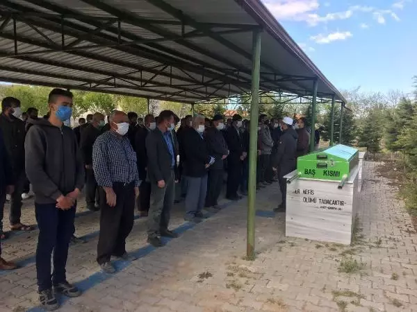 ANNELER GÜNÜ'NDE OĞLU TARAFINDAN ÖLDÜRÜLEN KADIN TOPRAĞA VERİLDİ ANNELER GÜNÜ'NDE OĞLU TARAFINDAN ÖLDÜRÜLEN KADIN TOPRAĞA VERİLDİ