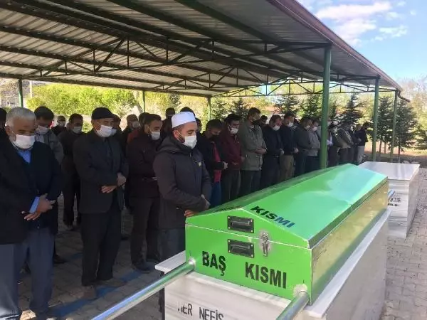 ANNELER GÜNÜ'NDE OĞLU TARAFINDAN ÖLDÜRÜLEN KADIN TOPRAĞA VERİLDİ ANNELER GÜNÜ'NDE OĞLU TARAFINDAN ÖLDÜRÜLEN KADIN TOPRAĞA VERİLDİ