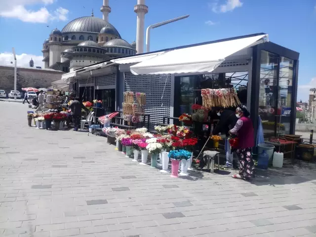 Anneler Günü'nde çiçekçi esnafının satışları pandemi nedeniyle düştü Anneler Günü'nde çiçekçi esnafının satışları pandemi nedeniyle düştü
