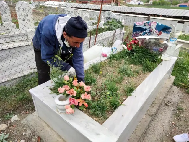 Annesinin ölümüne alışamayan engelli genç, iki yıldır hayaliyle yaşıyor Annesinin ölümüne alışamayan engelli genç, iki yıldır hayaliyle yaşıyor