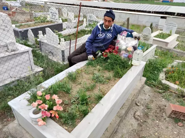 Annesinin ölümüne alışamayan engelli genç, iki yıldır hayaliyle yaşıyor Annesinin ölümüne alışamayan engelli genç, iki yıldır hayaliyle yaşıyor