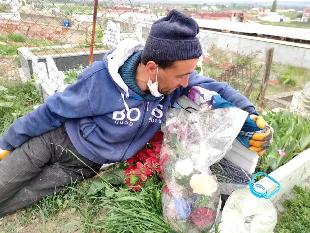 Annesinin ölümüne alışamayan engelli genç, iki yıldır hayaliyle yaşıyor Annesinin ölümüne alışamayan engelli genç, iki yıldır hayaliyle yaşıyor