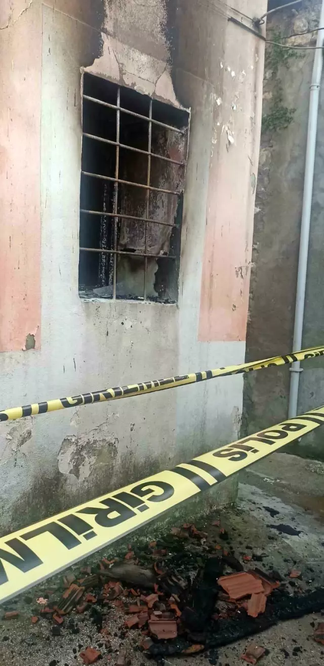 Son dakika 3. sayfa: Annesiyle tartışıp evi ateşe veren genç yangında hayatını kaybetti Son dakika 3. sayfa: Annesiyle tartışıp evi ateşe veren genç yangında hayatını kaybetti