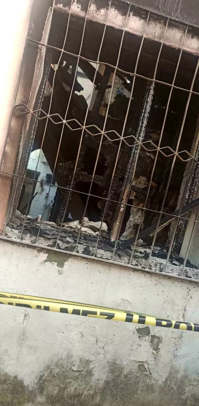 Son dakika 3. sayfa: Annesiyle tartışıp evi ateşe veren genç yangında hayatını kaybetti Son dakika 3. sayfa: Annesiyle tartışıp evi ateşe veren genç yangında hayatını kaybetti