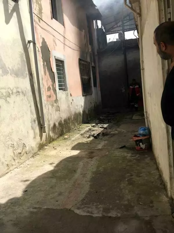 Son dakika 3. sayfa: Annesiyle tartışıp evi ateşe veren genç yangında hayatını kaybetti Son dakika 3. sayfa: Annesiyle tartışıp evi ateşe veren genç yangında hayatını kaybetti