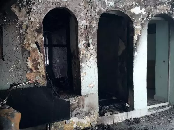 Annesiyle tartıştıktan sonra kendisini kilitlediği odayı ateşe veren genç, feci şekilde can verdi Annesiyle tartıştıktan sonra kendisini kilitlediği odayı ateşe veren genç, feci şekilde can verdi