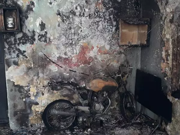 Annesiyle tartıştıktan sonra kendisini kilitlediği odayı ateşe veren genç, feci şekilde can verdi Annesiyle tartıştıktan sonra kendisini kilitlediği odayı ateşe veren genç, feci şekilde can verdi