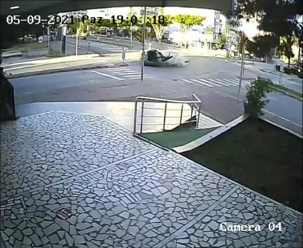 Son dakika haber... ANTALYA'DA İKİ OTOMOBİLİN ÇARPIŞTIĞI KAZA KAMERADA; 4 YARALI Son dakika haber... ANTALYA'DA İKİ OTOMOBİLİN ÇARPIŞTIĞI KAZA KAMERADA; 4 YARALI