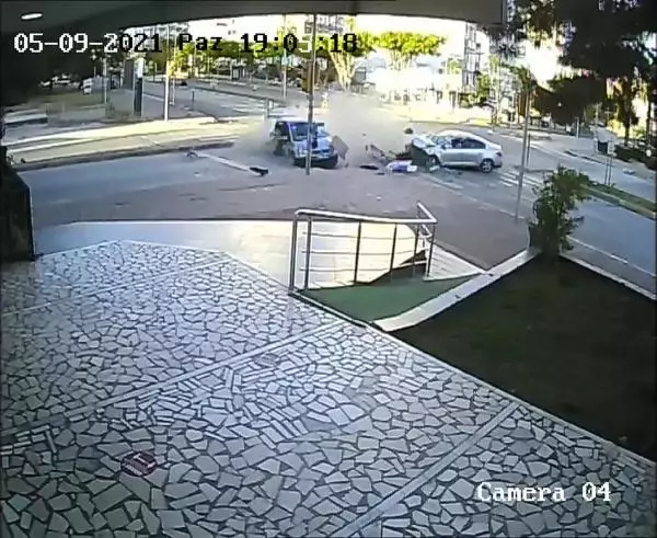Son dakika haber... ANTALYA'DA İKİ OTOMOBİLİN ÇARPIŞTIĞI KAZA KAMERADA; 4 YARALI Son dakika haber... ANTALYA'DA İKİ OTOMOBİLİN ÇARPIŞTIĞI KAZA KAMERADA; 4 YARALI