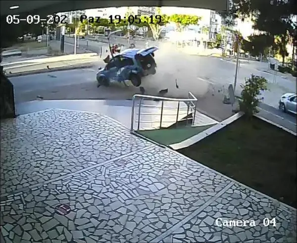 Son dakika haber... ANTALYA'DA İKİ OTOMOBİLİN ÇARPIŞTIĞI KAZA KAMERADA; 4 YARALI Son dakika haber... ANTALYA'DA İKİ OTOMOBİLİN ÇARPIŞTIĞI KAZA KAMERADA; 4 YARALI