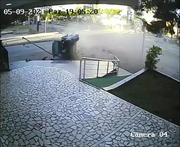 Son dakika haber... ANTALYA'DA İKİ OTOMOBİLİN ÇARPIŞTIĞI KAZA KAMERADA; 4 YARALI Son dakika haber... ANTALYA'DA İKİ OTOMOBİLİN ÇARPIŞTIĞI KAZA KAMERADA; 4 YARALI