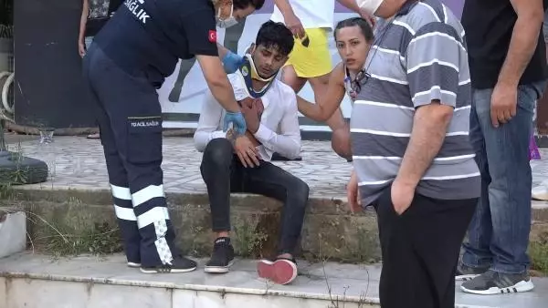 Son dakika haber... ANTALYA'DA İKİ OTOMOBİLİN ÇARPIŞTIĞI KAZA KAMERADA; 4 YARALI Son dakika haber... ANTALYA'DA İKİ OTOMOBİLİN ÇARPIŞTIĞI KAZA KAMERADA; 4 YARALI